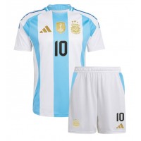 Camisa de Futebol Argentina Lionel Messi #10 Equipamento Principal Infantil Copa America 2024 Manga Curta (+ Calças curtas)